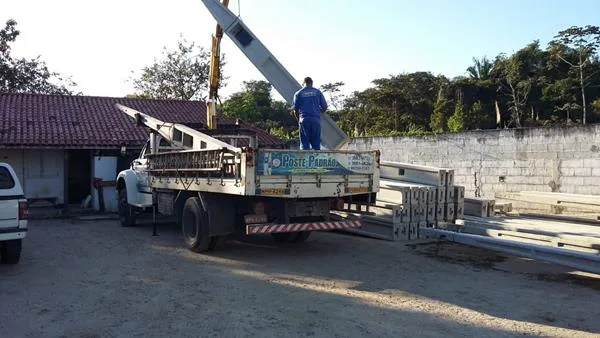Instalação de poste padrão com caminhão munck em Caraguatatuba